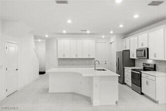 4286 Sonoma Oaks Dr in Naples, FL - Building Photo - Building Photo