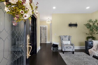 1756 Oak St in Columbus, OH - Foto de edificio - Building Photo