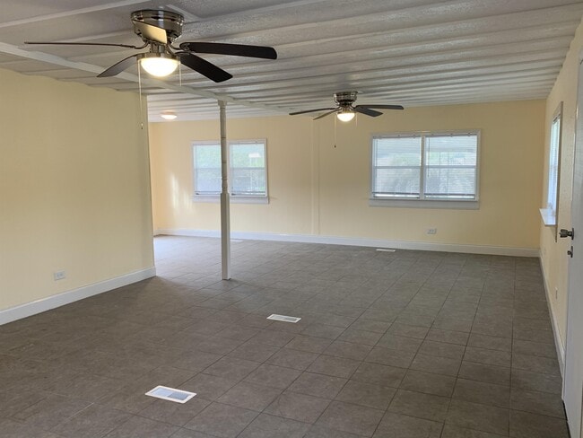 21818 Virginia Dr in Astor, FL - Building Photo - Building Photo