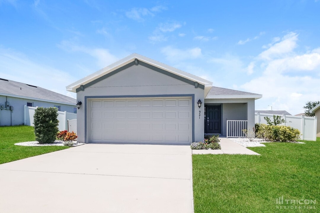 921 Kingfisher Dr in Haines City, FL - Building Photo