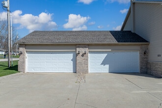Maple Hill Townhomes in Bloomington, IL - Building Photo - Building Photo