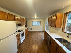 Bothell Duplex w/ Spacious Yard in Bothell, WA - Foto de edificio - Building Photo