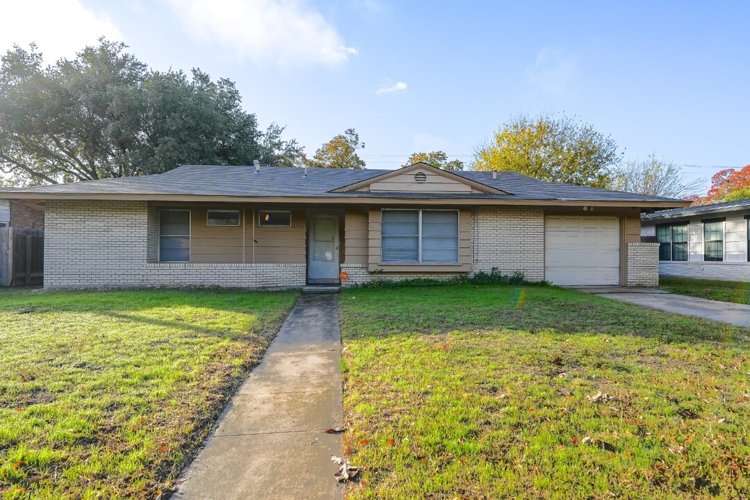 4534 Waikiki Dr in San Antonio, TX - Building Photo