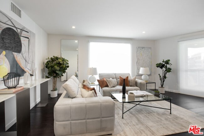 3425 W Olive Ave in Burbank, CA - Building Photo - Building Photo