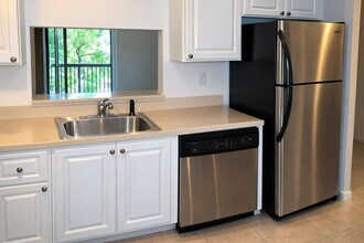 711 N Pine Island Rd, Unit 210 in Plantation, FL - Building Photo - Building Photo