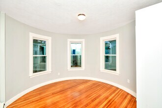 8 Sumner Sq, Unit 3 in Boston, MA - Foto de edificio - Building Photo
