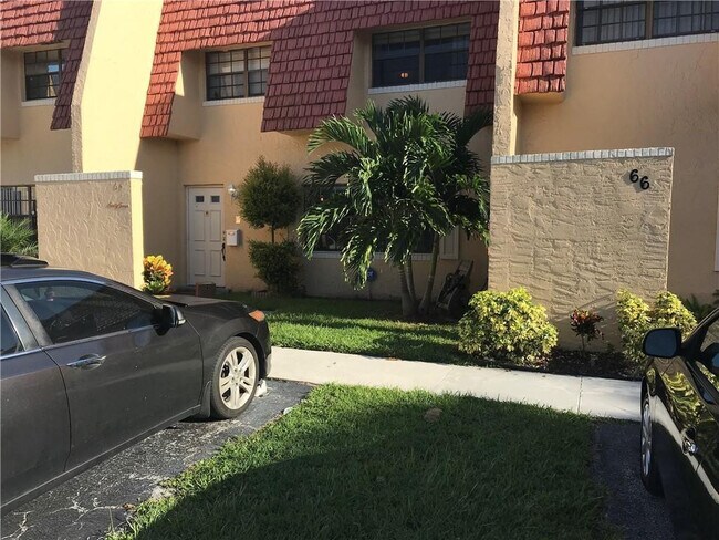 64 Canterbury Ln in Tamarac, FL - Building Photo - Building Photo