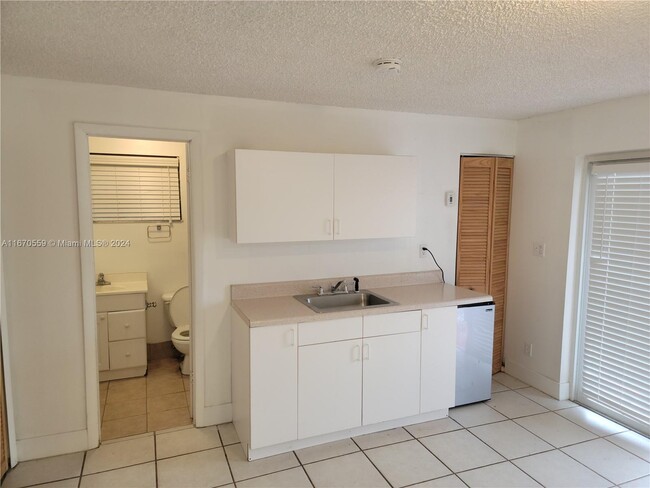 3292 SW 24th St-Unit -2 in Miami, FL - Building Photo - Building Photo