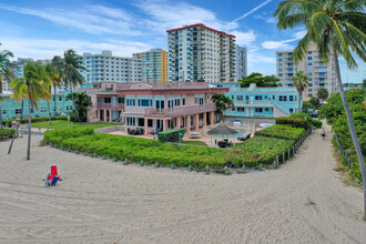 Casa La Playa in Hollywood, FL - Building Photo - Primary Photo