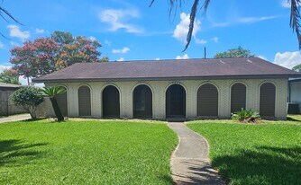 3008 Tipps Dr, Unit 9-14 in Nederland, TX - Building Photo
