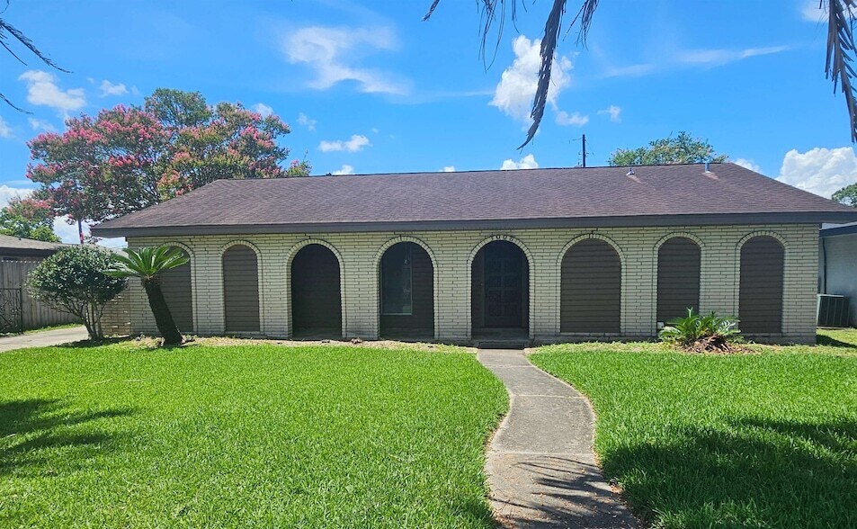 3008 Tipps Dr, Unit 9-14 in Nederland, TX - Building Photo