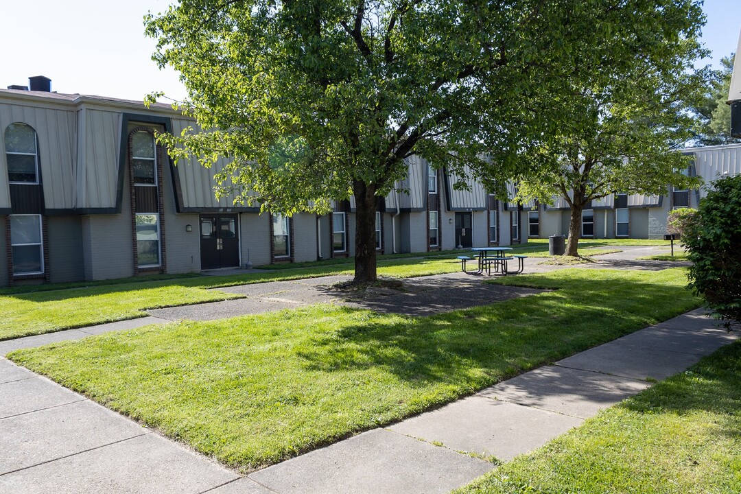 Bridgepointe Crossing in Jeffersonville, IN - Foto de edificio