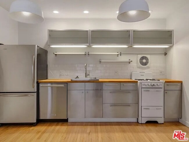 906 Venezia Ave in Los Angeles, CA - Building Photo - Building Photo