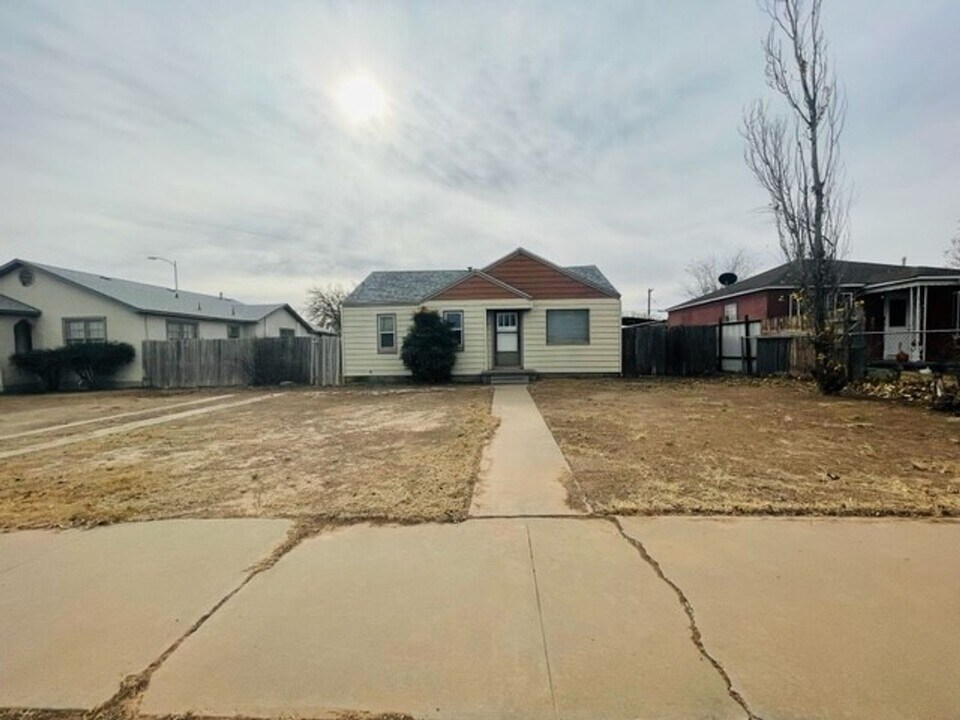 1002 W Deming St in Roswell, NM - Building Photo