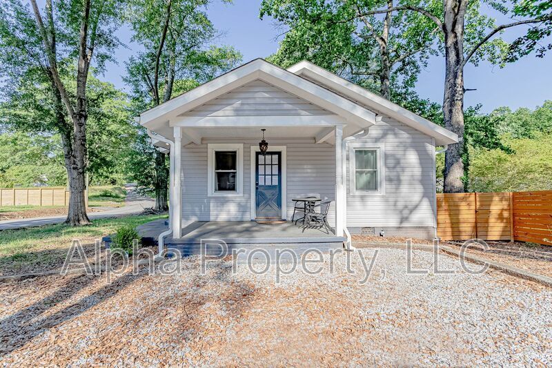 305 Love Dr in Travelers Rest, SC - Building Photo