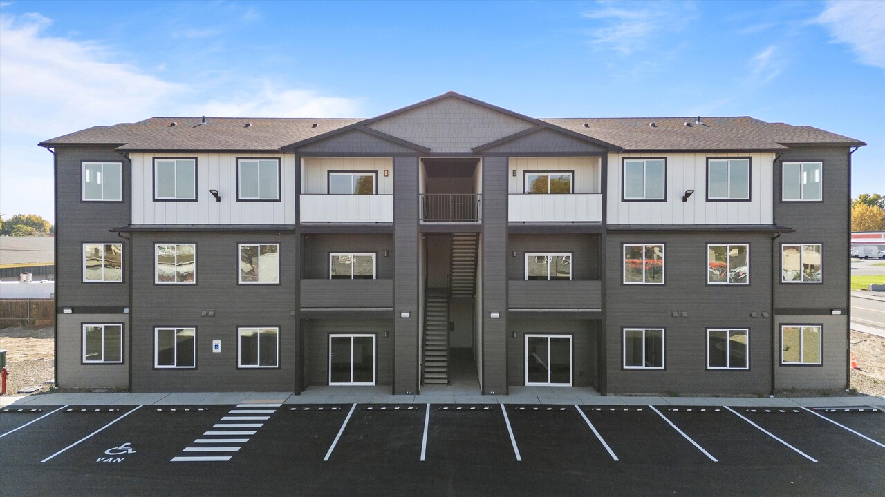 Bonneville Apartments in Kennewick, WA - Building Photo