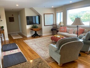 23 Hubbard Rd in Wilton, CT - Foto de edificio - Building Photo