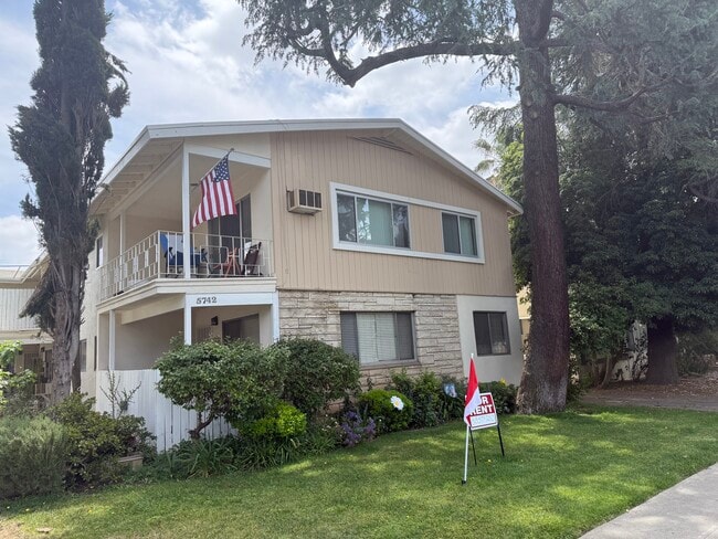 5742 Hazeltine Ave in Van Nuys, CA - Building Photo - Building Photo