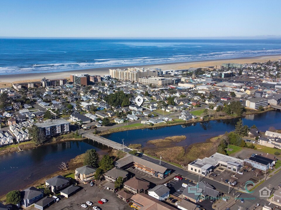 521 S Edgewood St in Seaside, OR - Foto de edificio