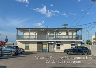 130 W Channel Rd in Santa Monica, CA - Building Photo - Building Photo