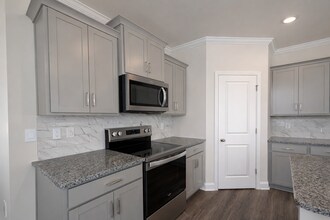 381 Creekview Rd in Hendersonville, NC - Building Photo - Building Photo