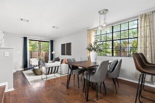 7122 Wood Hollow Dr in Austin, TX - Building Photo