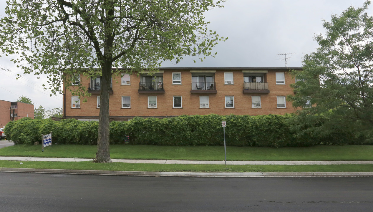 Green Manor in Whitby, ON - Building Photo