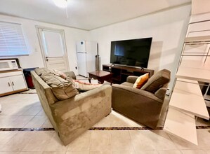9905 Ashburton Ln in Bethesda, MD - Foto de edificio - Building Photo