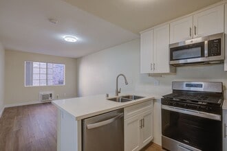 Hoover Street Residences in Los Angeles, CA - Building Photo - Interior Photo