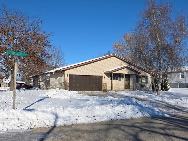 722 Goldfinch Ln in Howards Grove, WI - Foto de edificio - Building Photo