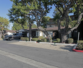 Coast Apartments in Costa Mesa, CA - Foto de edificio - Building Photo