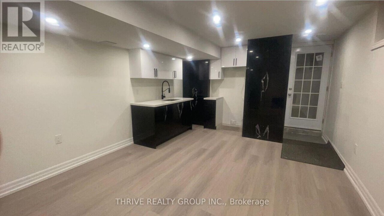 32 Greyrock Crescent in London, ON - Building Photo