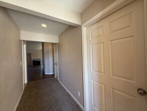 3326 E Sanders Ct in Visalia, CA - Building Photo - Building Photo
