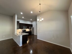 1105 Renee Way in Seguin, TX - Foto de edificio - Building Photo