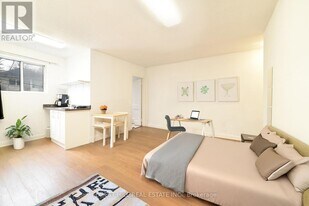 280 Eglinton Ave W in Toronto, ON - Building Photo