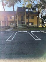 410 Meadows Cir in Boynton Beach, FL - Building Photo