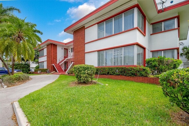 10081 W Bay Harbor Dr in Bay Harbor Islands, FL - Building Photo - Building Photo