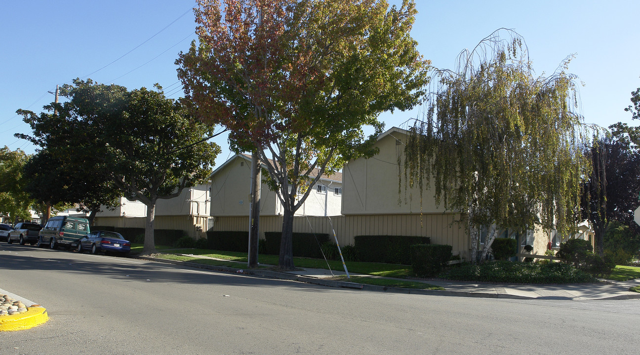 6168 Cedar Blvd in Newark, CA - Foto de edificio