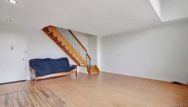 6102 Villa Dr in Peekskill, NY - Foto de edificio - Building Photo