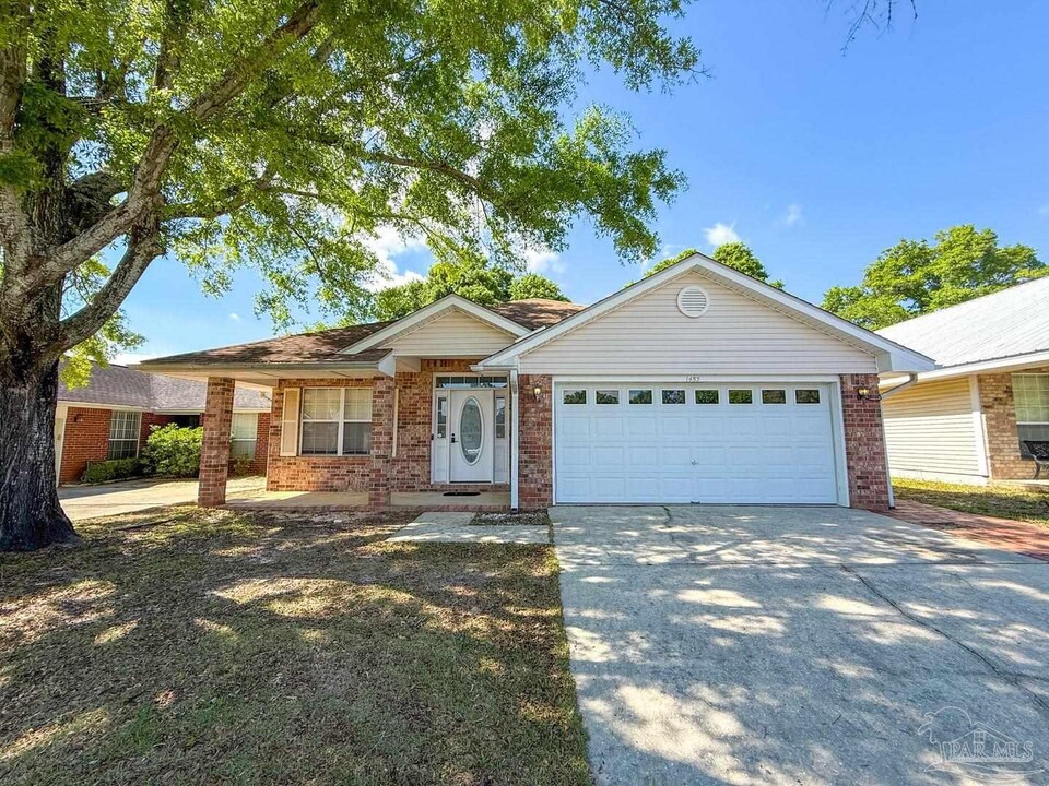 1453 Greystone Dr in Pensacola, FL - Foto de edificio