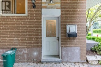 10 Holman Crescent in Aurora, ON - Building Photo - Building Photo