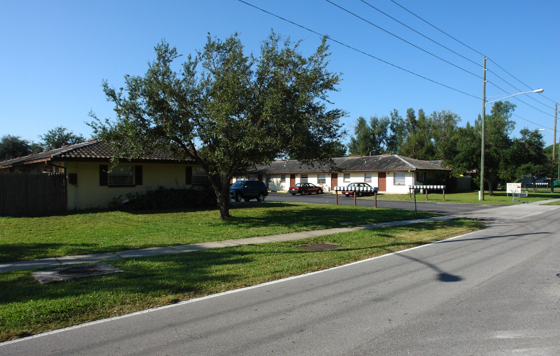 Park Villas in Pinellas Park, FL - Building Photo