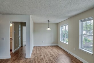 Riverwalk on the Hudson in Cohoes, NY - Foto de edificio - Building Photo