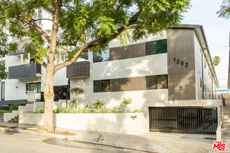 1262 N Sweetzer Ave in West Hollywood, CA - Foto de edificio - Building Photo