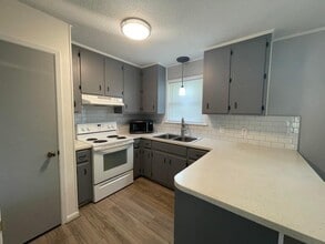 122 Hillwood Dr in Crestview, FL - Building Photo - Building Photo