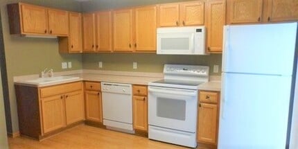 7635 Arboretum Village Ct in Chanhassen, MN - Building Photo - Building Photo