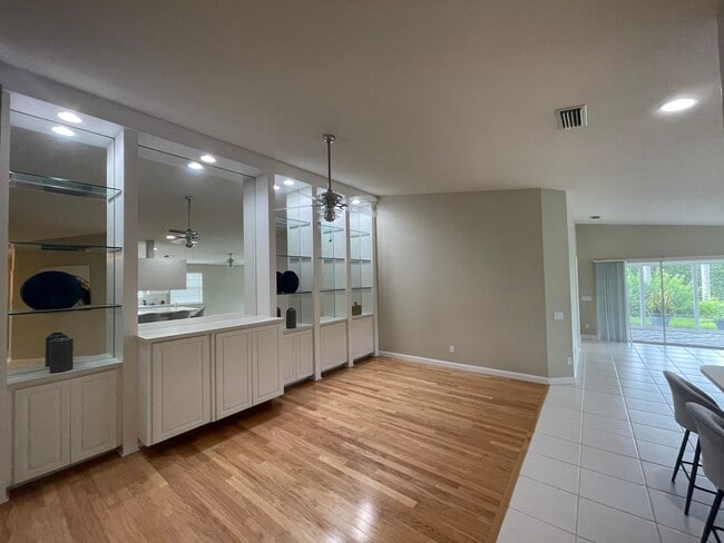 4949 Kingston Way in Naples, FL - Building Photo - Building Photo