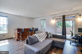 955 Herons Run Ln in Woodbridge, VA - Foto de edificio - Building Photo