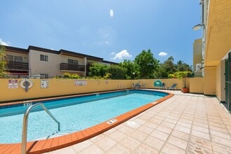 8320 NW 8th St in Miami, FL - Building Photo - Building Photo