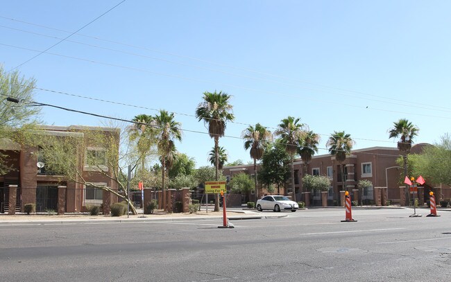 Tanner Manor Apartments in Phoenix, AZ - Building Photo - Building Photo